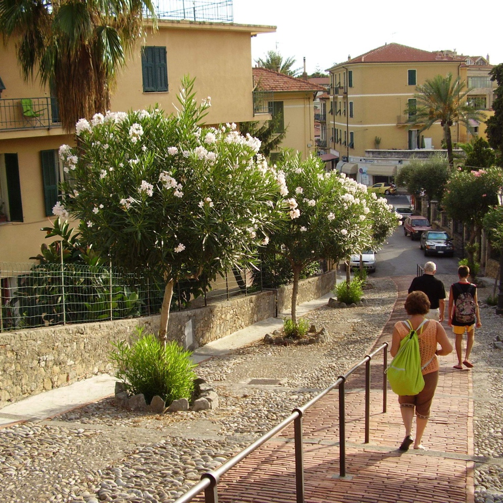 Прогулка по улицам на курорте Бордигера, Италия