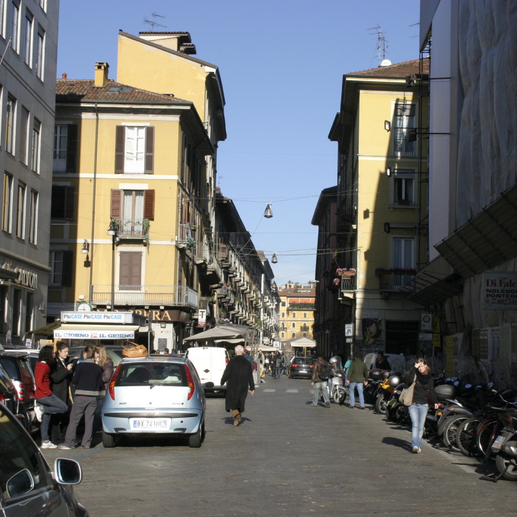 Прогулка по улицам в Милане, Италия