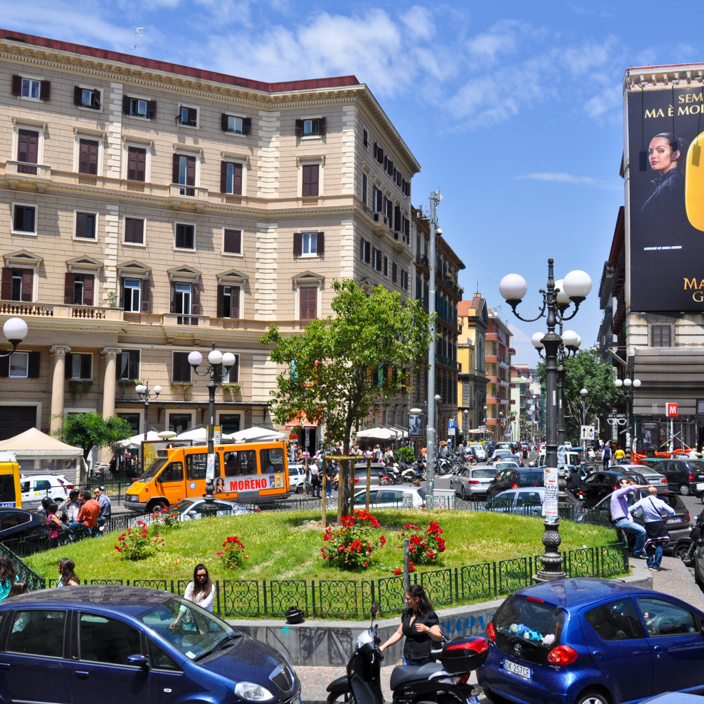 Прогулка по улицам города в Неаполе, Италия