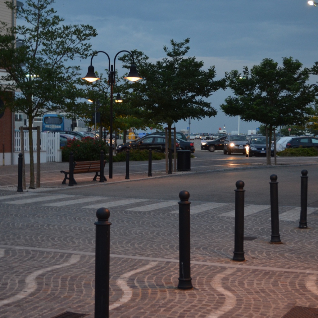 Прогулка по вечерним улицам на курорте в Римини, Италия