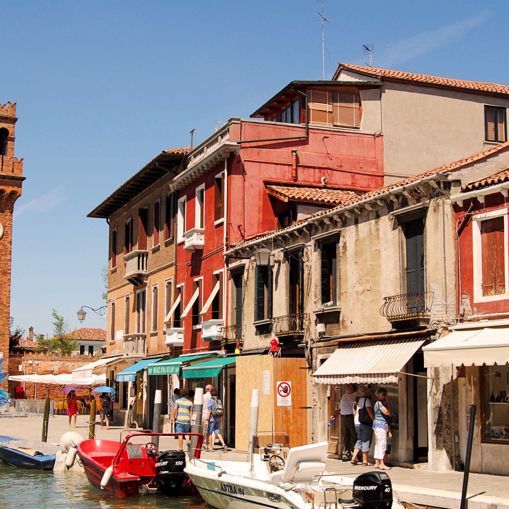 Прогулка по улицам на острове Мурано, Италия