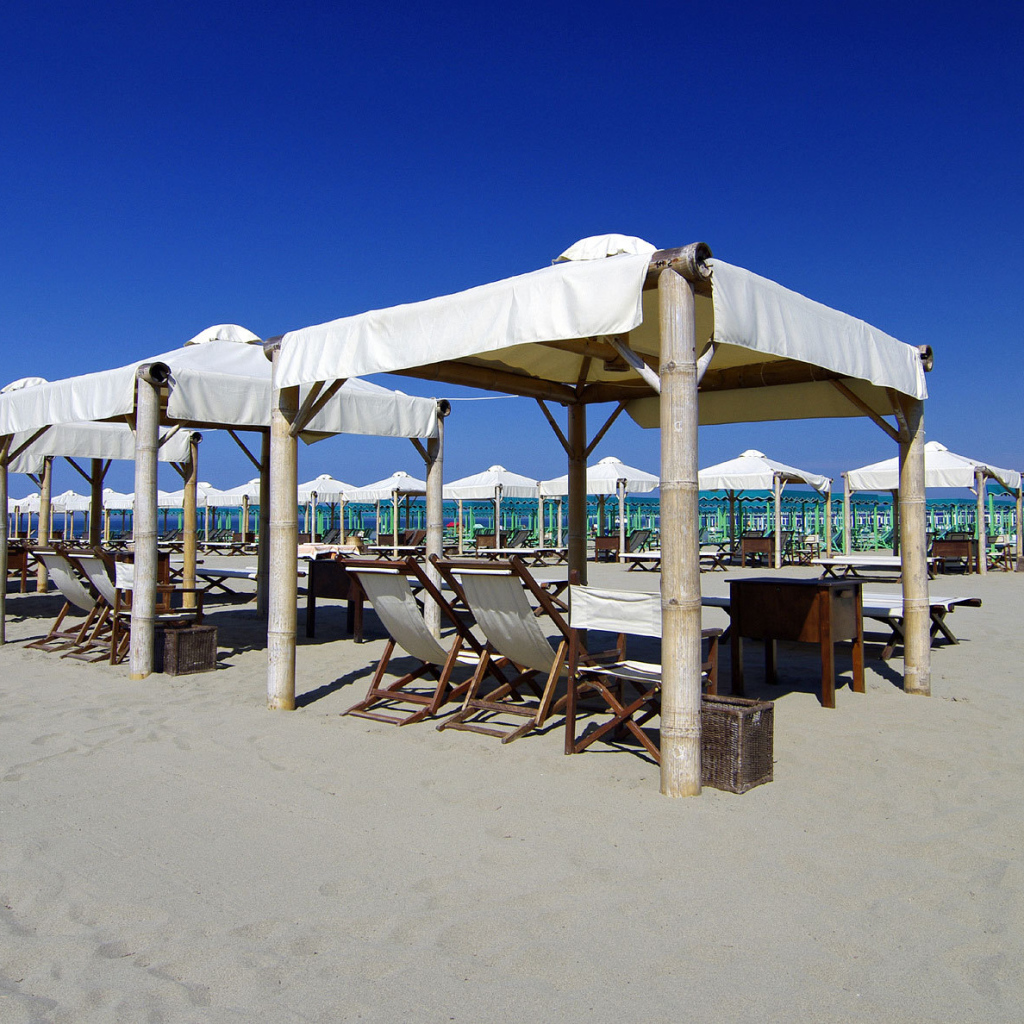 Белый пляж на курорте Форте дей Марми, Италия