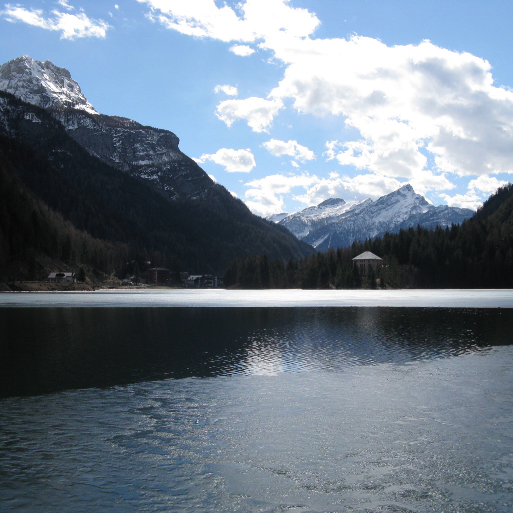 Зимнее озеро на курорте Аллеге, Италия