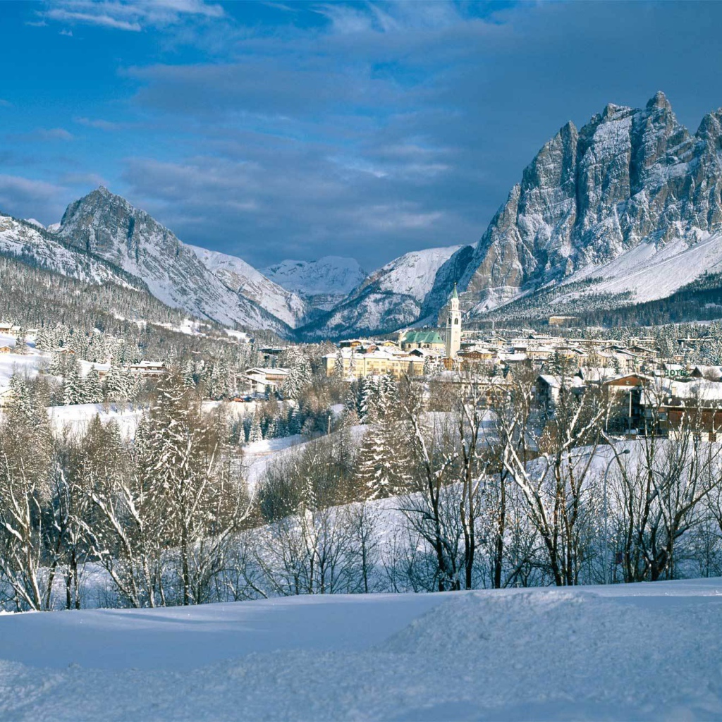 Зимний пейзаж на горнолыжном курорте Кортина д'Ампеццо, Италия
