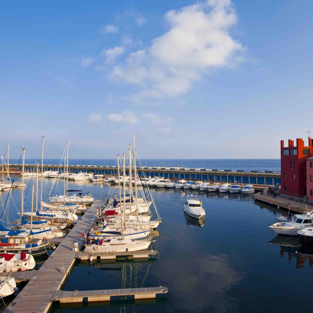 Яхты в порту в Лоано, Италия