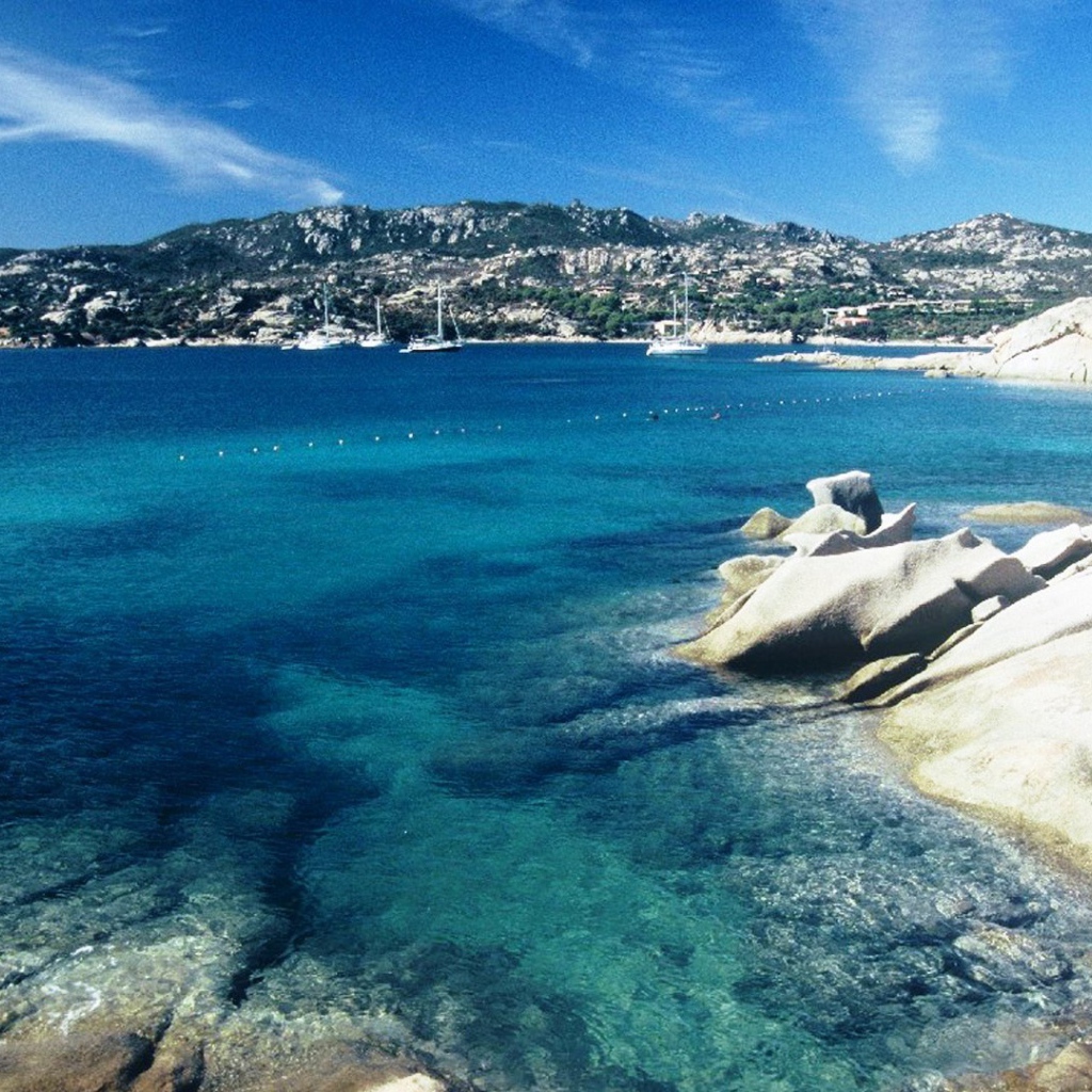 Яхты у берега на острове Сардиния, Италия