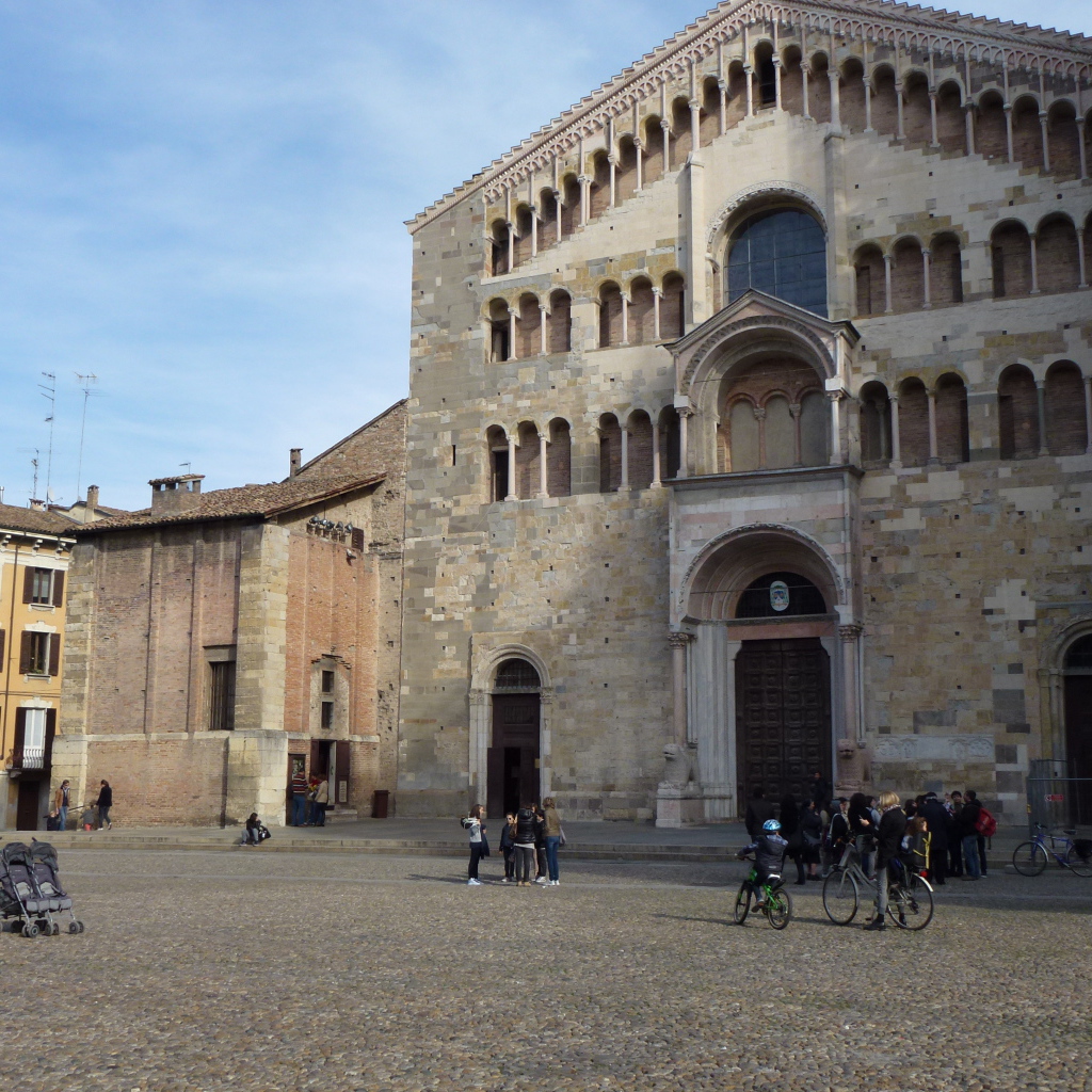 Соборная площадь в Парме, Италия