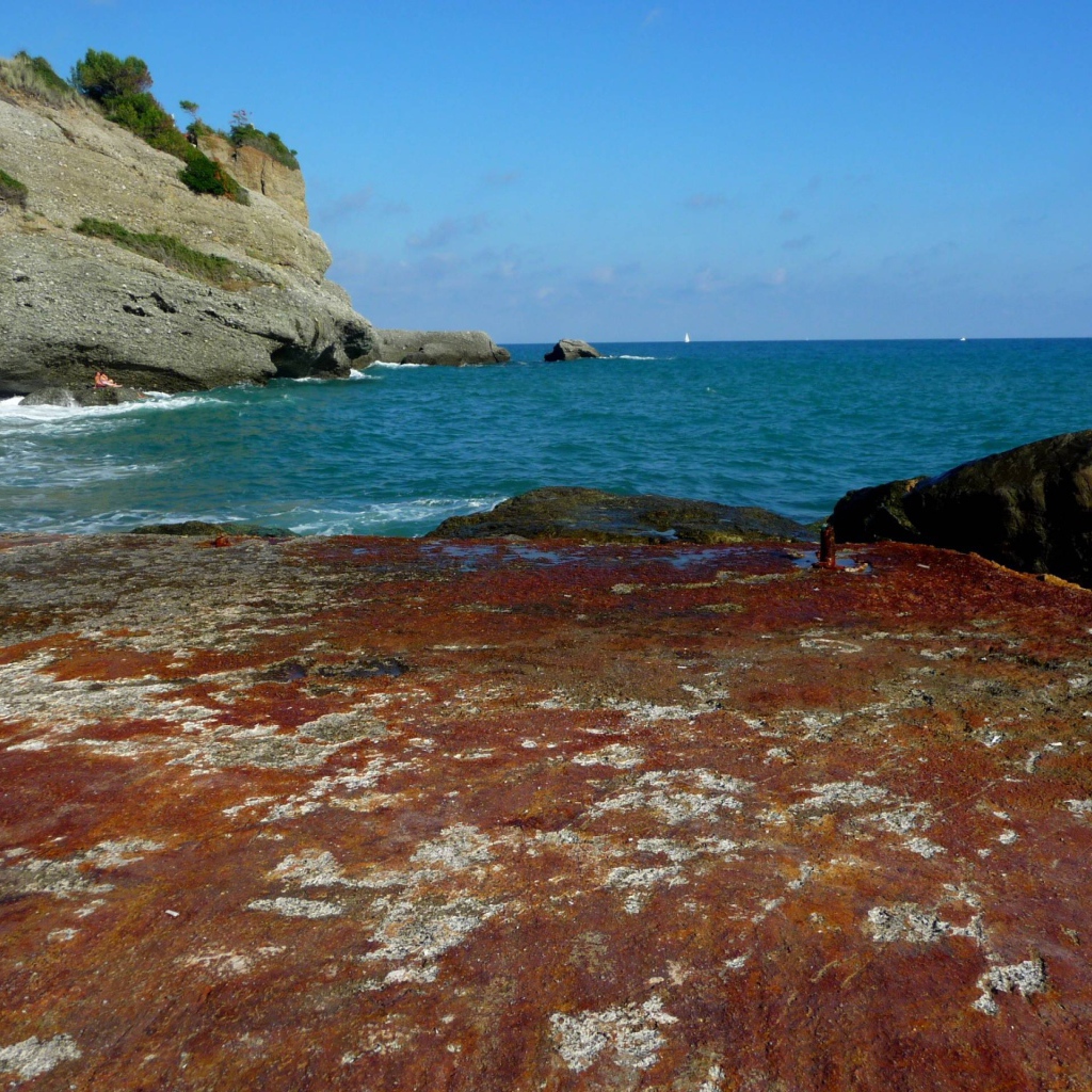 Каменистый берег на курорте Челле Лигуре, Италия