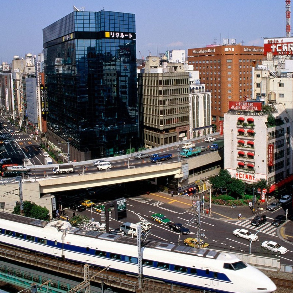 Черное здание в Токио