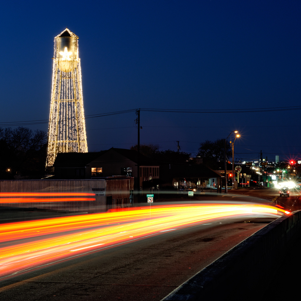 Водонапорная башня в канун Рождества в Раунд-Рок, штат Техас, США