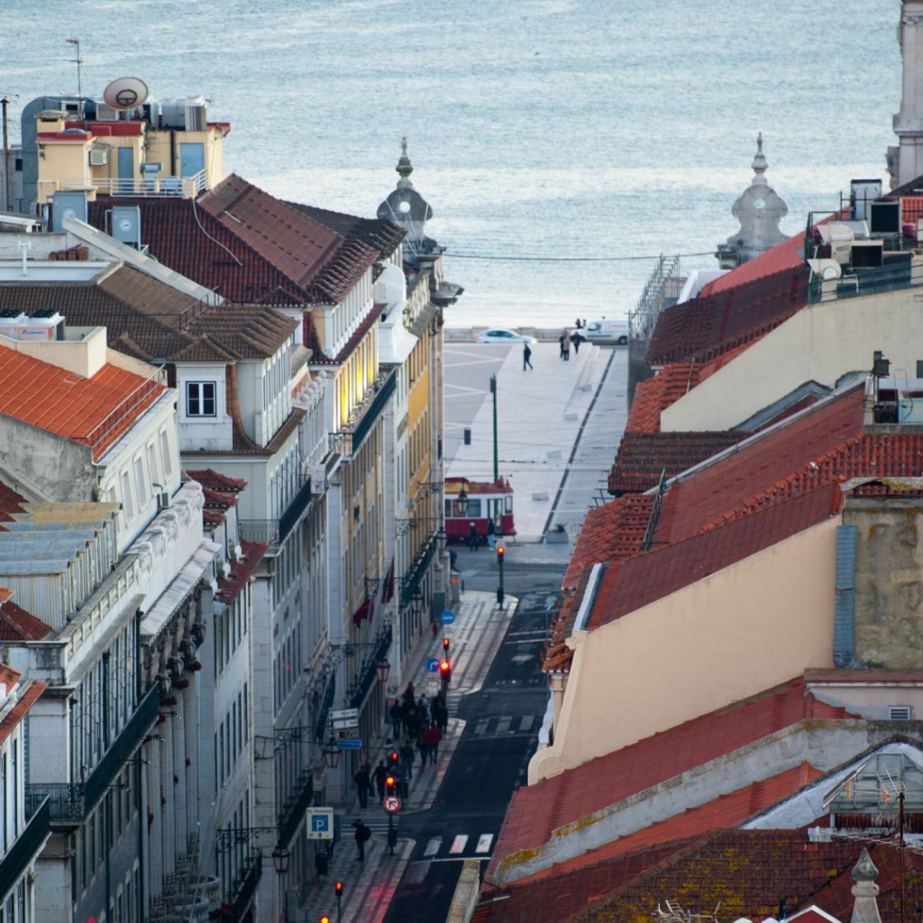 Улица у набережной в Лиссабоне