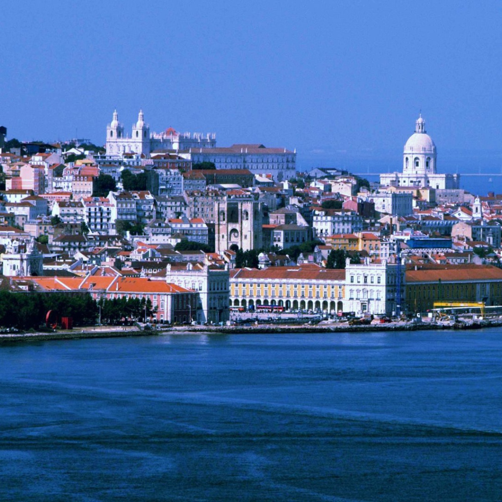 Вид с моря на Лиссабон