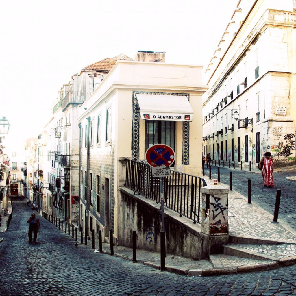 Извилистая улица в Лиссабоне