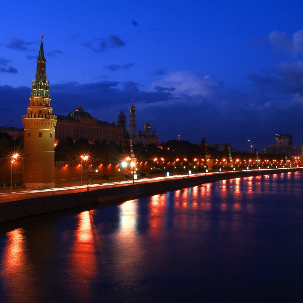 Ночная набережная у Кремля