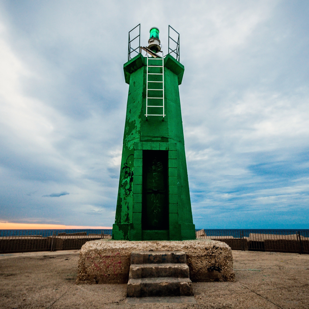 Зелёный маяк в городе Дения, Испания