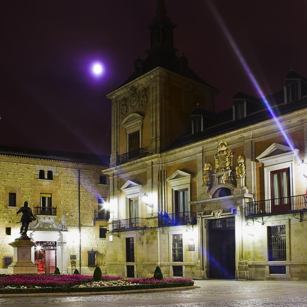 Памятник на площади в Мадриде