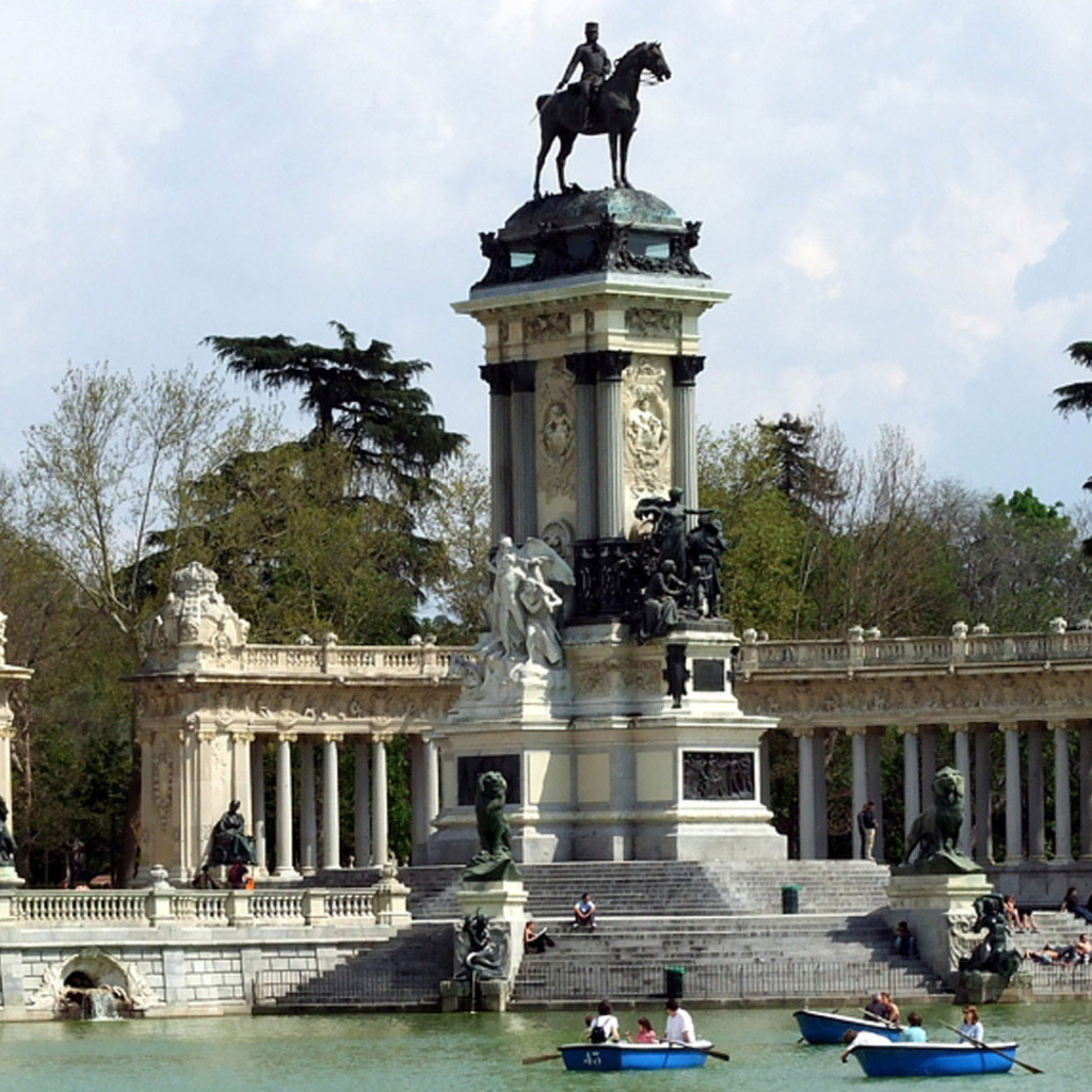 Парковая статуя в Мадриде