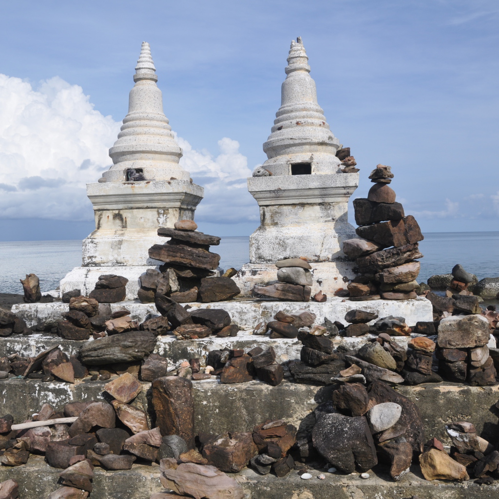 Алтарь на берегу на острове Ко Куд, Таиланд