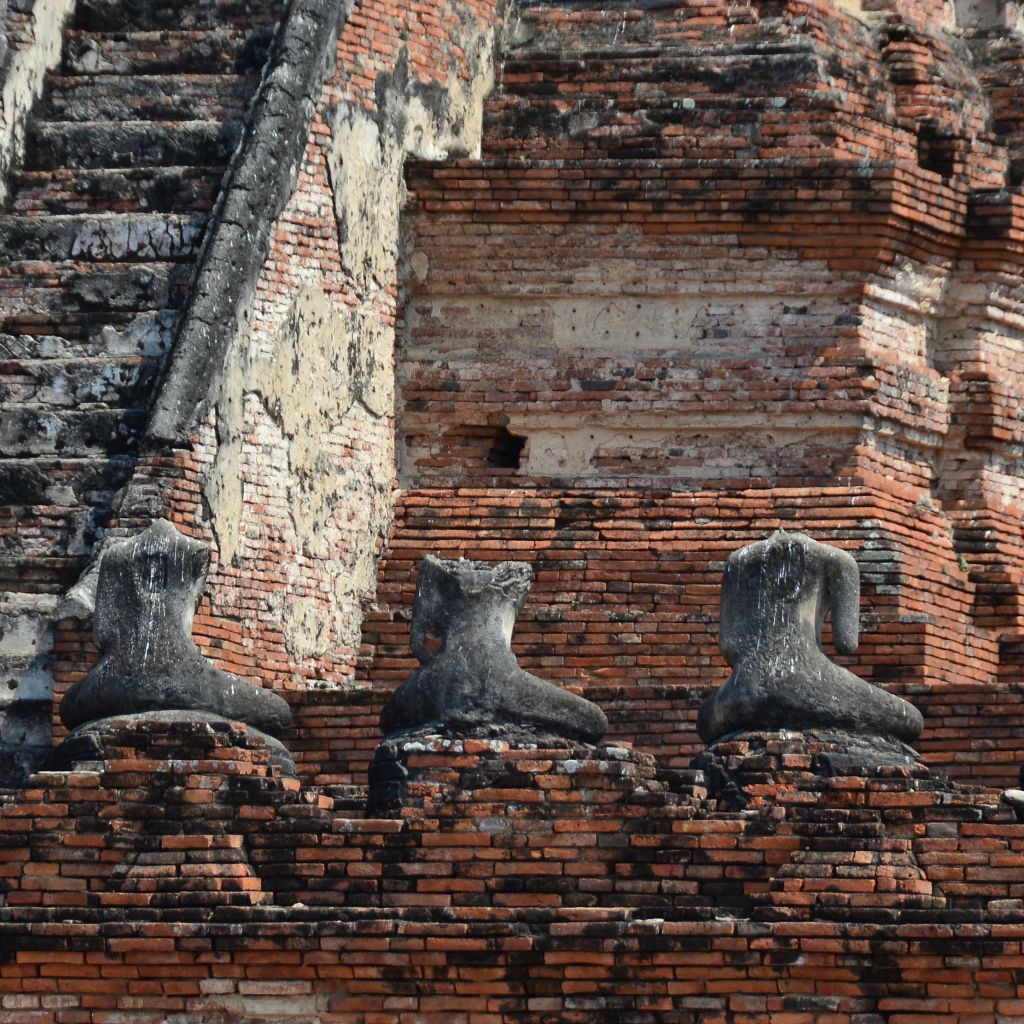 Старинные статуи на храме на курорте Лопбури, Таиланд
