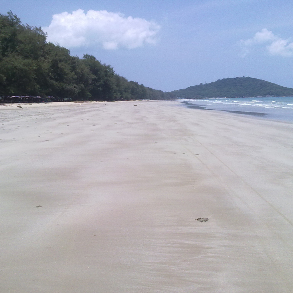 Осенний отдых на пляже на курорте Районг, Таиланд