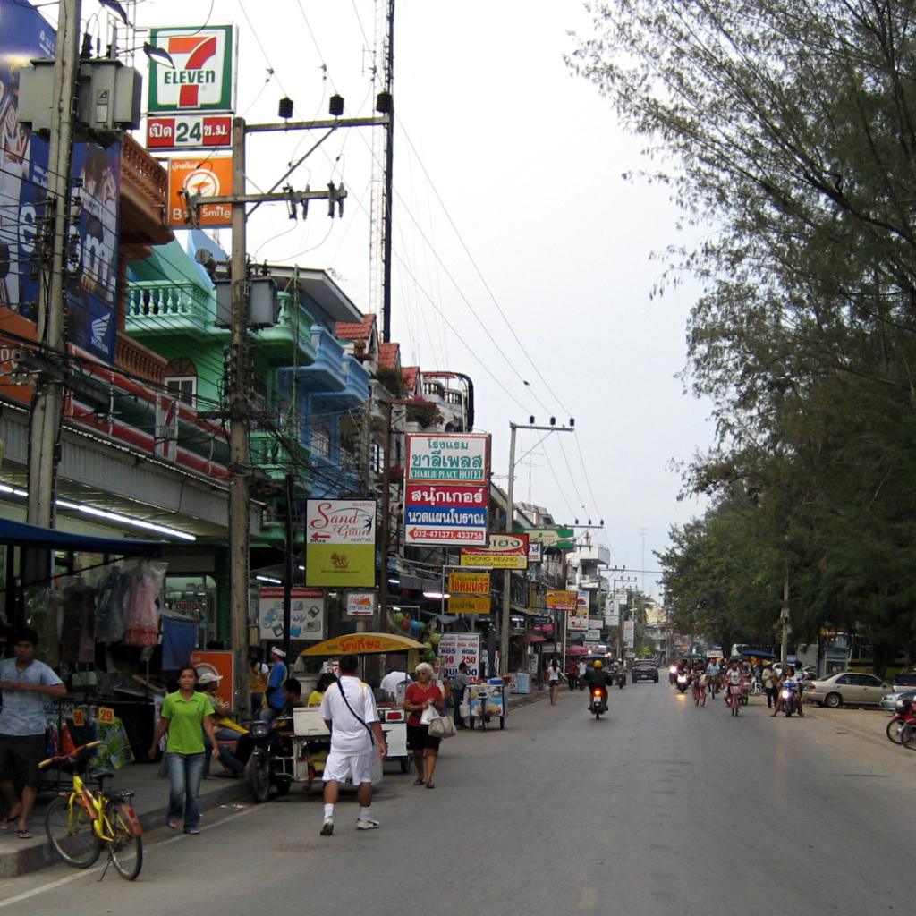 Пляжная улица на курорте Ча Ам, Таиланд