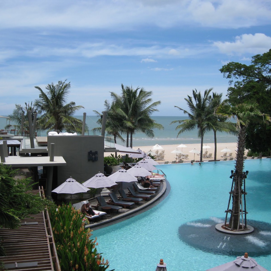 Отдых на побережье на курорте Ча Ам, Таиланд