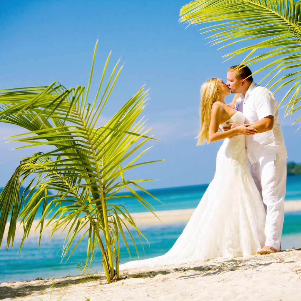 Красивая пара на пляже в Пхукете, Таиланд