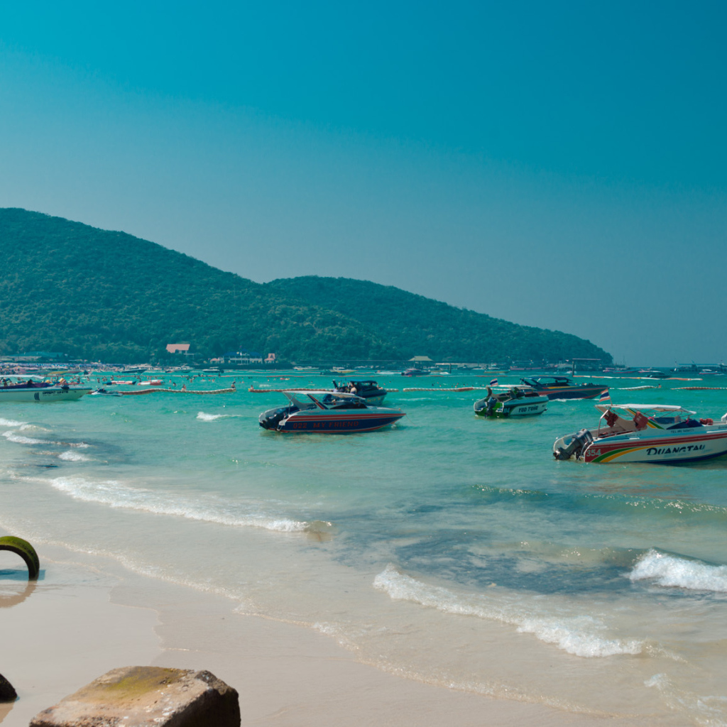 Голубая лагуна на курорте острова Ко Лан, Таиланд