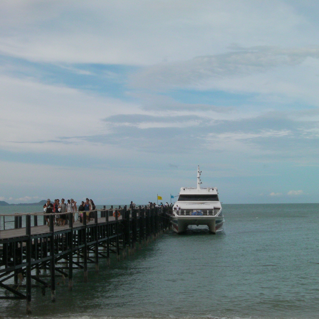 Катер у пристани на острове Тао, Таиланд