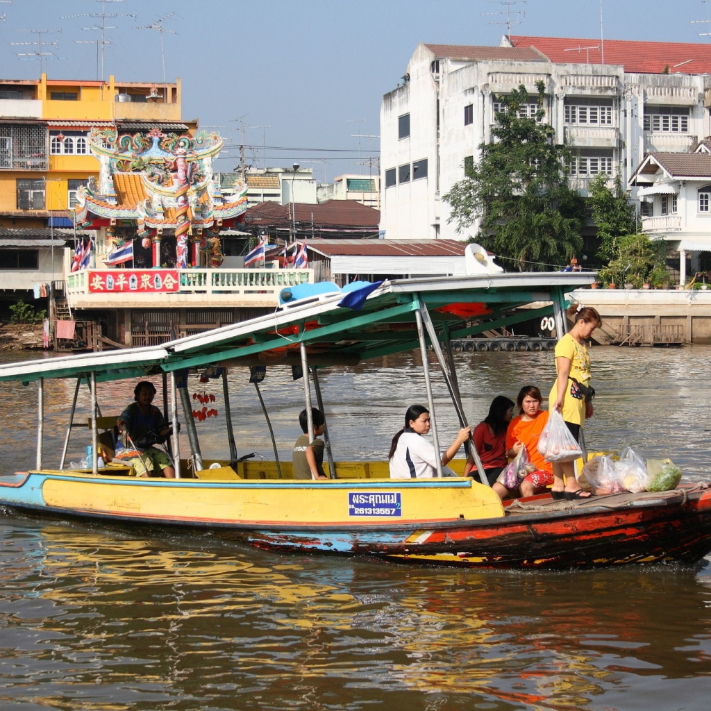 Лодка посреди города на курорте Аютайя, Таиланд
