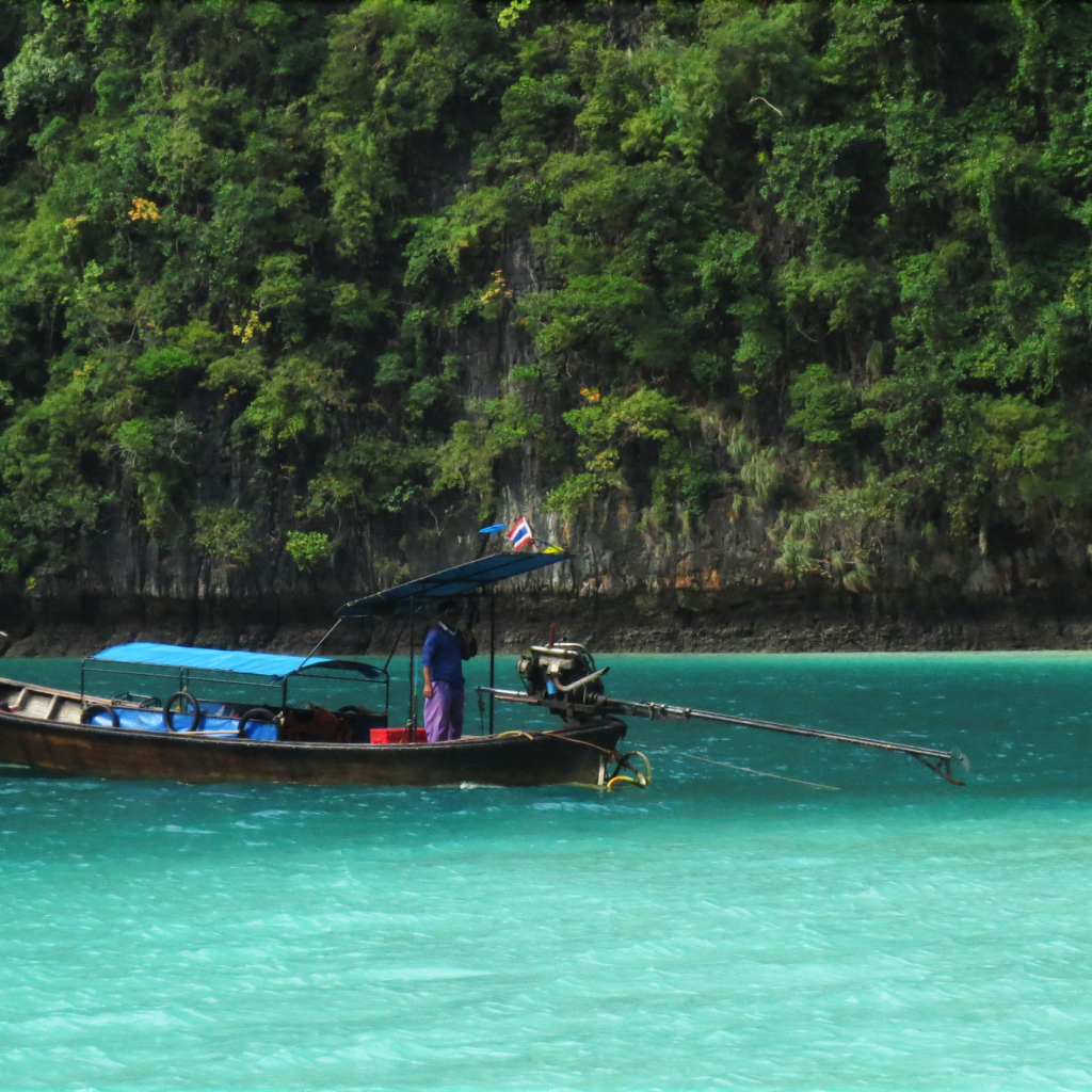 Лодка у берега острова Панган, Таиланд