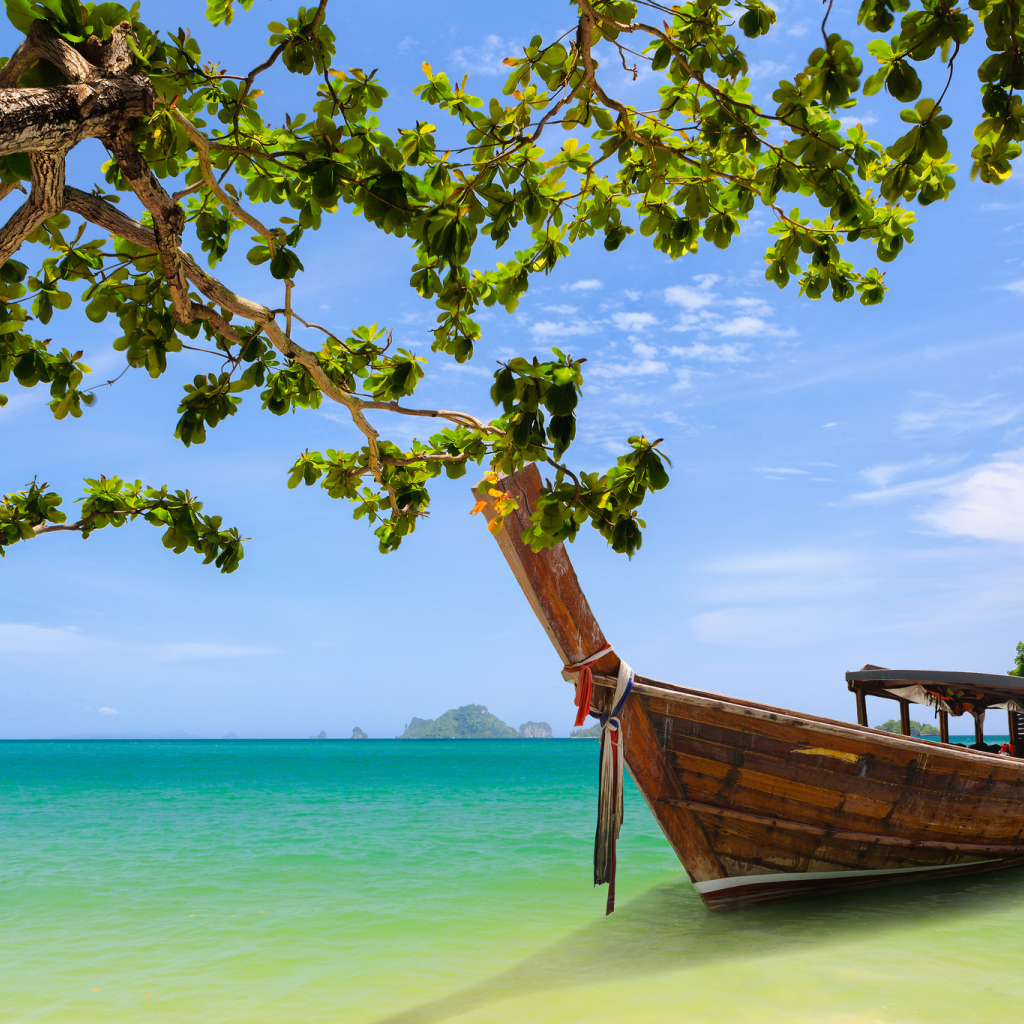 Лодка у берега на курорте Краби, Таиланд