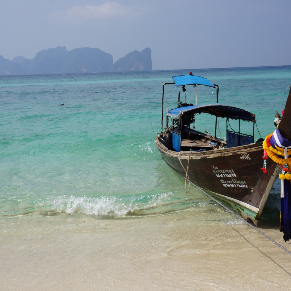Лодка у берега в Пхукете, Таиланд