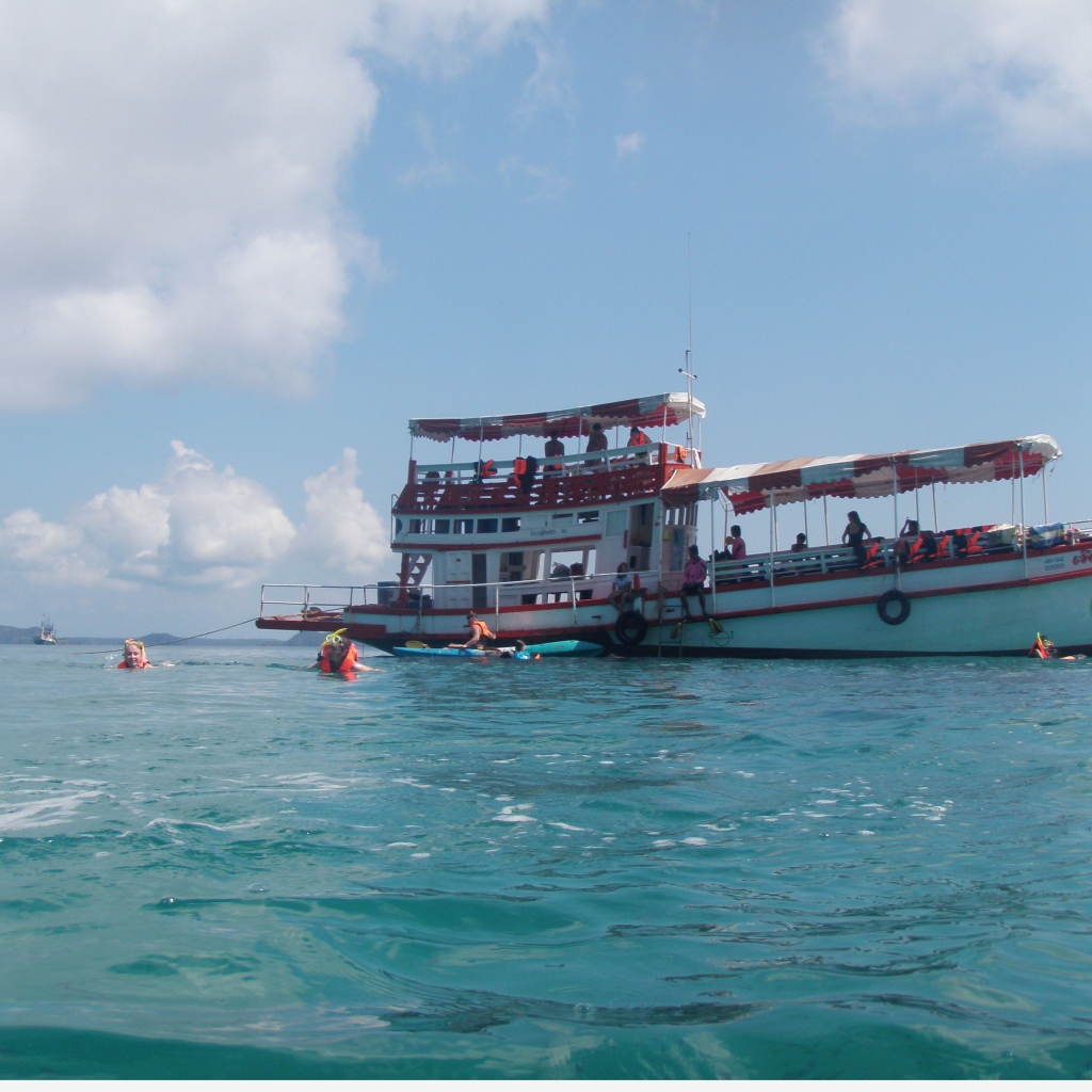 Лодка у побережья на острове Ко Куд, Таиланд