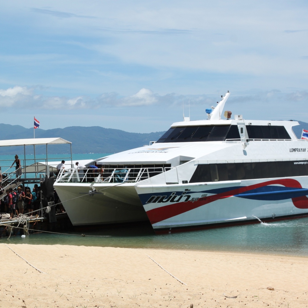 Катер у берега на острове Тао, Таиланд