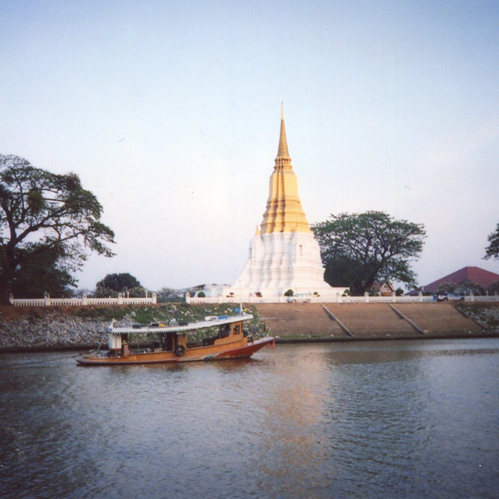 Лодка на фоне храма на курорте Лопбури, Таиланд