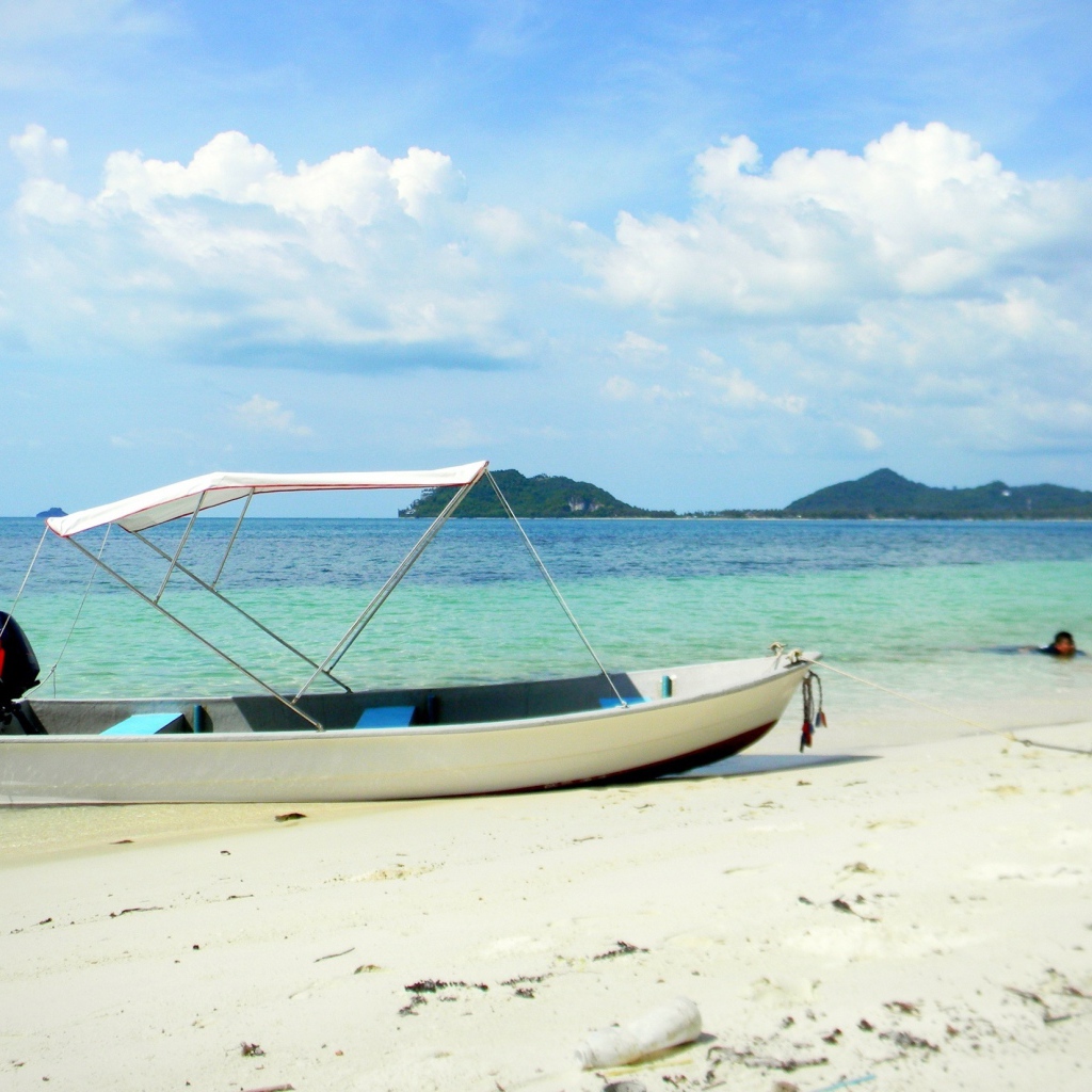 Лодка на пляже на острове Тао, Таиланд