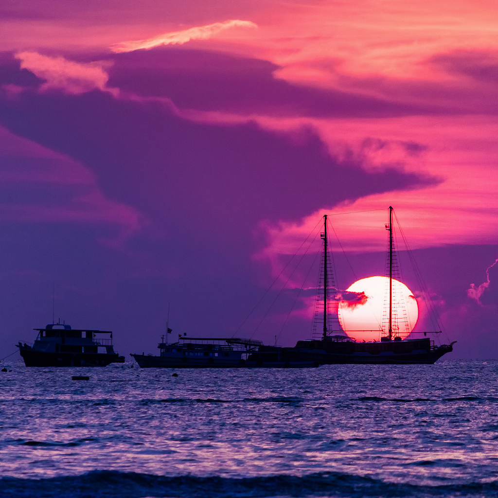 Лодки на фоне заката на курорте в Паттайе, Таиланд