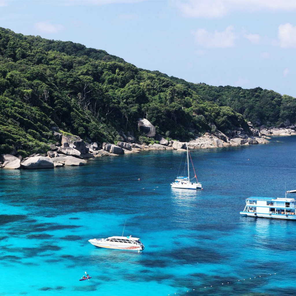 Лодки в заливе на острове Чанг, Таиланд