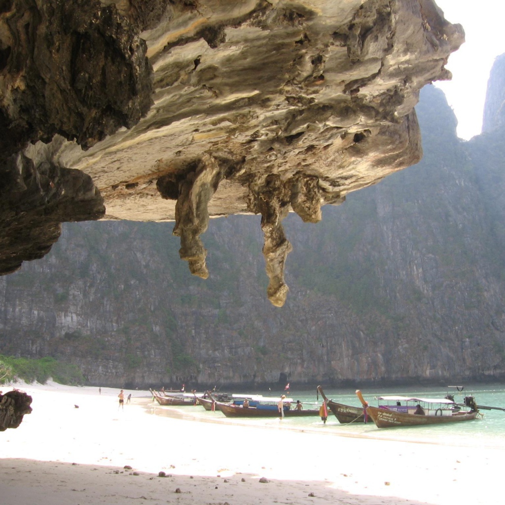 Лодки в лагуне на курорте Районг, Таиланд