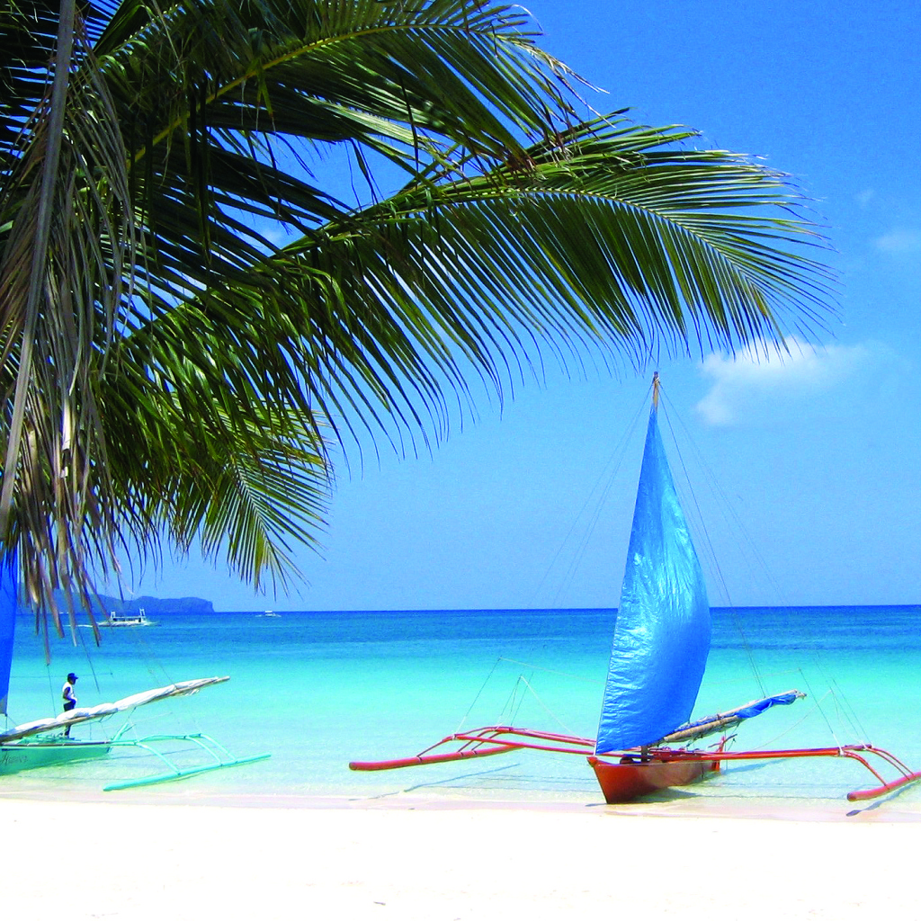 Лодки на пляже на острове Ко Куд, Таиланд