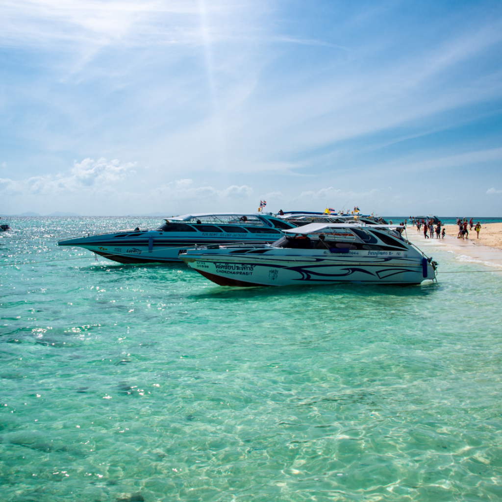 Катера у берега на курорте Краби, Таиланд