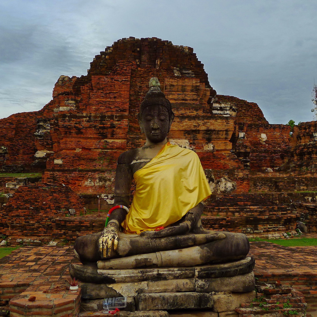 Будда на фоне развалин храма на курорте Аютайя, Таиланд