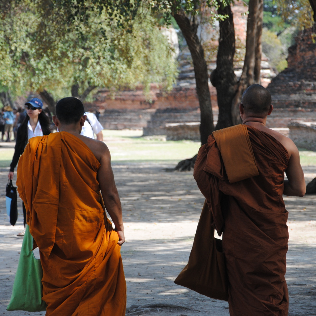Буддийские монахи на улице на курорте Аютайя, Таиланд