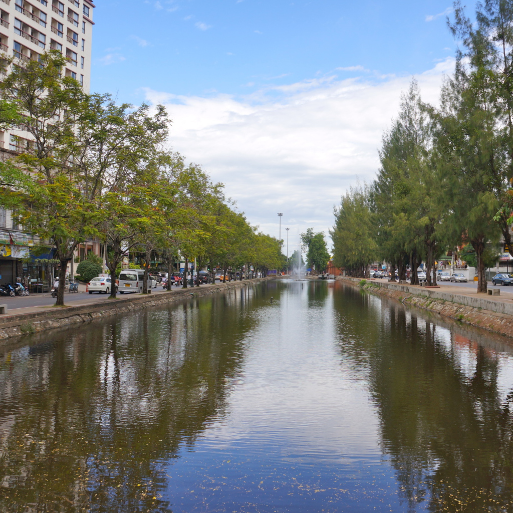 Канал в городе на курорте Чианг Рай, Таиланд