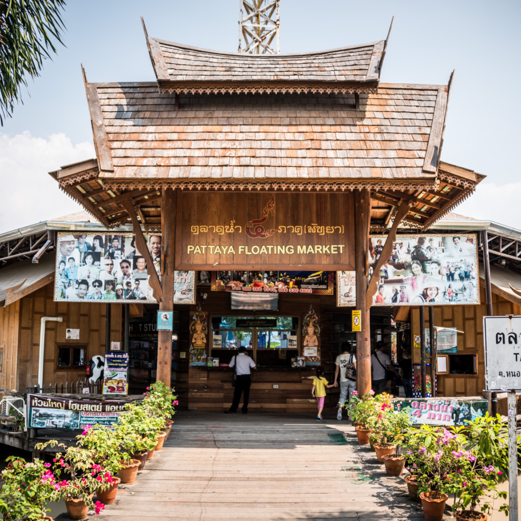 Плавучий рынок на курорте в Паттайе, Таиланд
