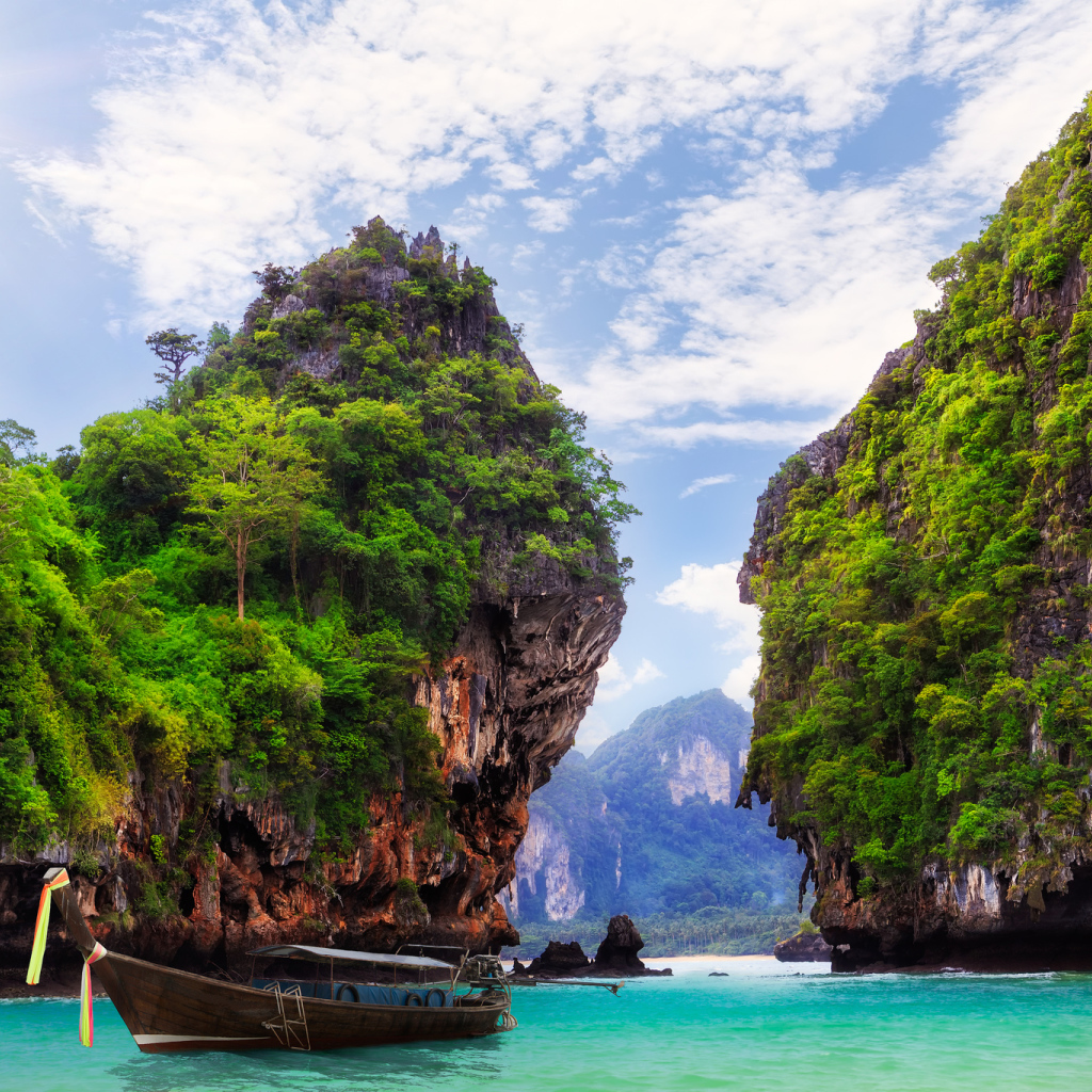 Пролив между скалами на курорте Краби, Таиланд