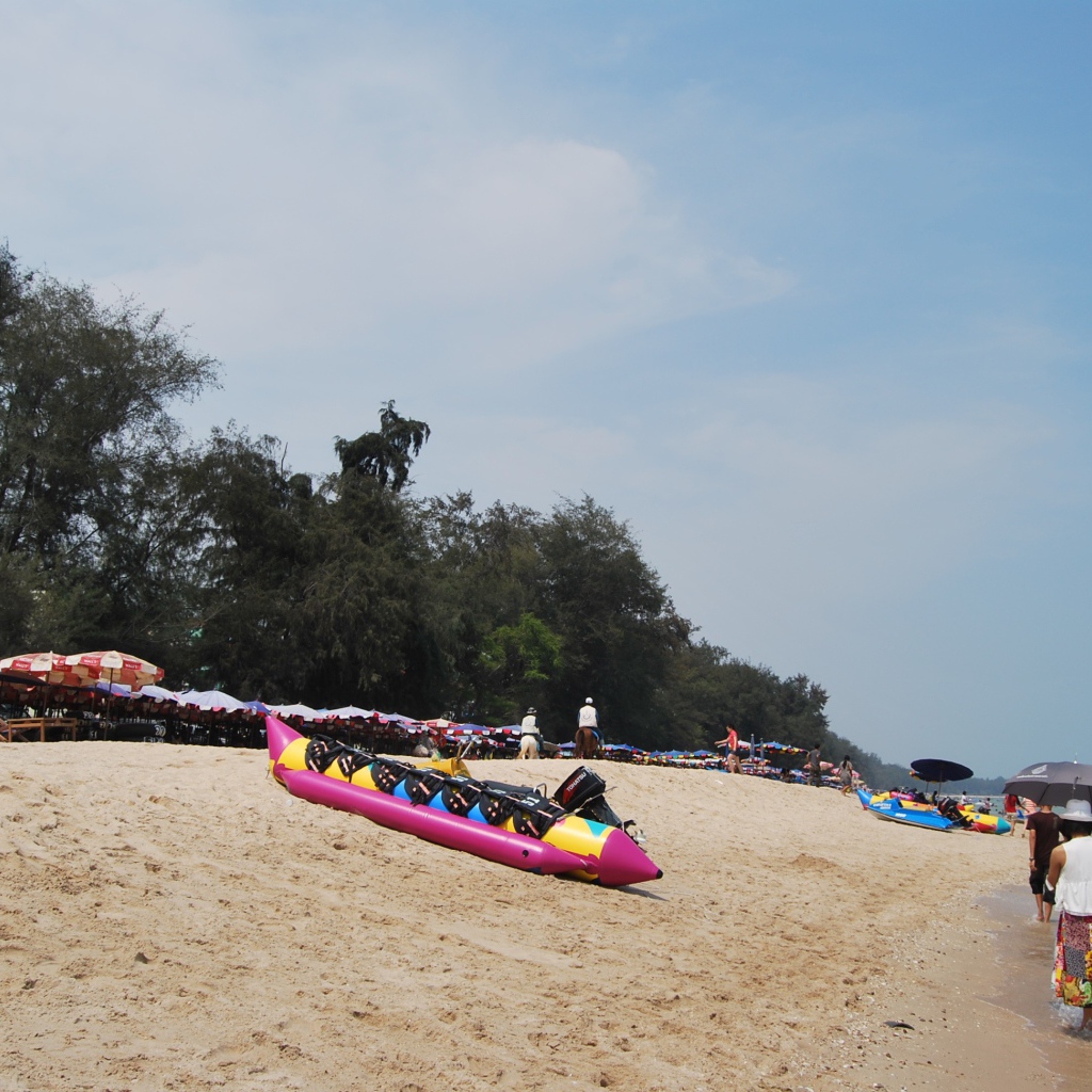 Золотой пляж на курорте Ча Ам, Таиланд