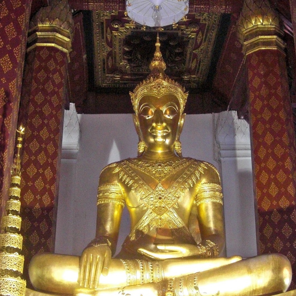 Золотой будда на курорте Аютайя, Таиланд
