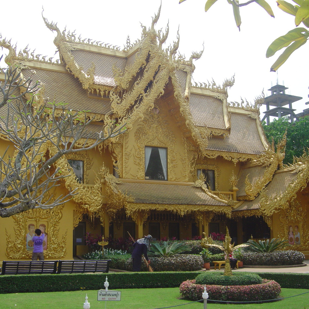 Золотой храм на курорте Чианг Рай, Таиланд